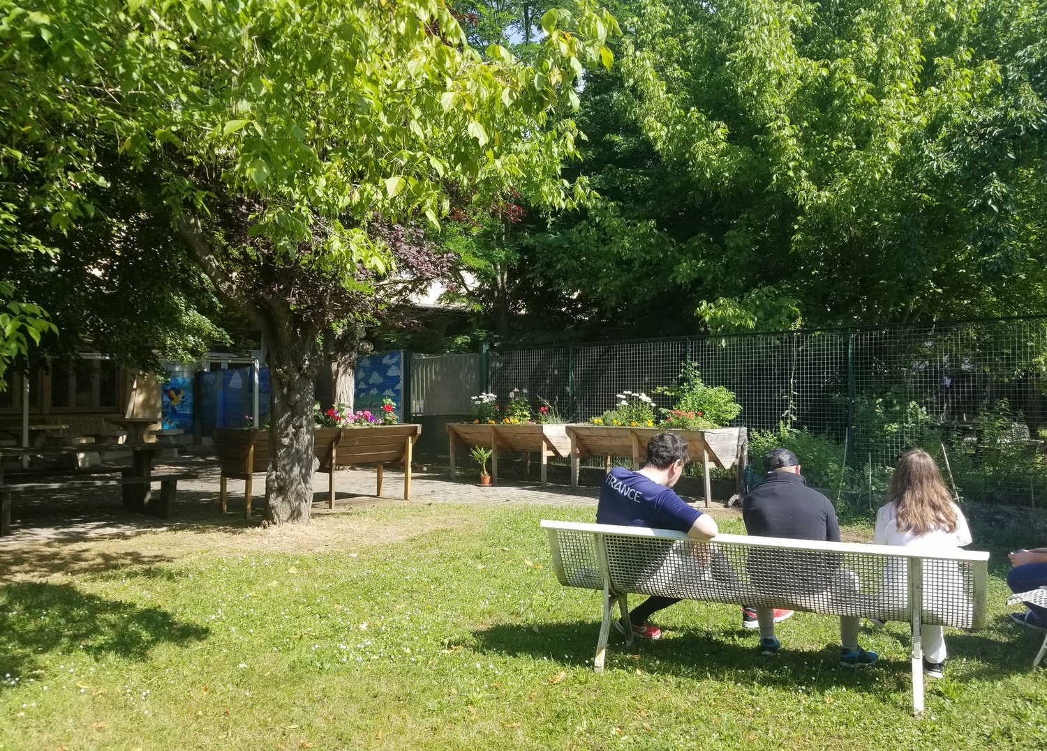 patients et soignant dans le parc